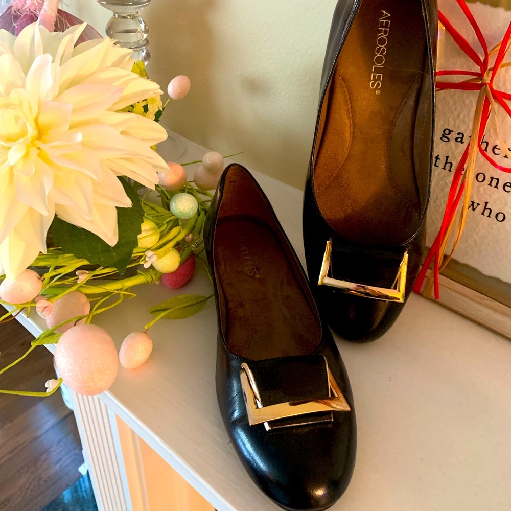 Aerosole Navy Blue with gold accents shoes 7.5M